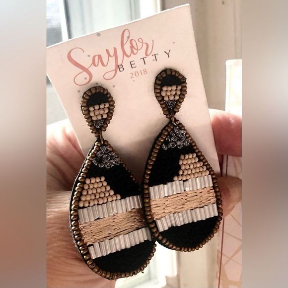 Seed bead earring and Swarovski bracelet, gold tone - Picture 3 of 8